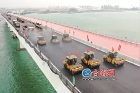 揭秘翔安大桥主桥路面如何铺装 摊铺机压路机用上了“无人驾驶”图片