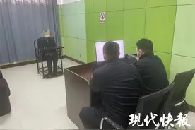 发现废弃楼房内堆放化肥，老汉“蚂蚁搬家”式盗走30袋图片