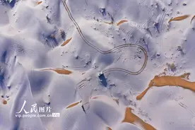 甘肃阿克塞：雪落大漠图片