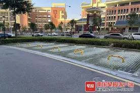 南宁一小区公共停车位突然被加地锁！业主质疑：逼大家买车位图片