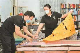 助浴师带浴缸上门为失能老人洗澡图片