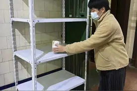 “侬不要紧张噢，阿拉会帮侬”，上海虹口邻里互助送药送抗原图片