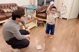 翻花绳、打珠子、抓石子…… 家长们带孩子玩起童年游戏图片