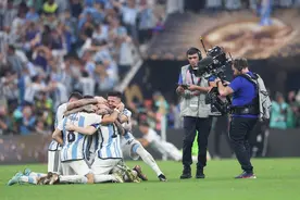 点球大战获胜！阿根廷队夺得队史第三座世界杯冠军奖杯图片