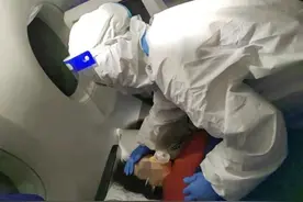 奥克兰飞广州航班上，一名旅客突然晕倒身体冰凉，关键时刻……图片