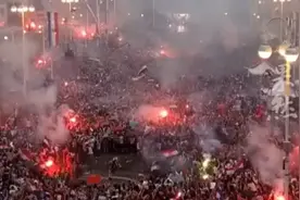 克罗地亚世界杯季军，克罗地亚首都数万球迷狂欢庆祝图片