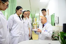 针灸由来溯玄黄，著手成春足传芳 毓璜顶医院康复心理科宋世庆：银针在手，治病治神更修身图片