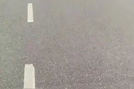 一瞬间山呼海啸！现场视角看阿根廷夺冠后布宜诺斯艾利斯街上场景图片