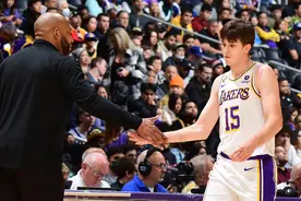 轻伤不下火线！里夫斯12+4+2正负值全队最高图片