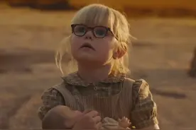 30秒丨脑洞够大！真人电影《芭比》致敬《2001太空漫游》图片