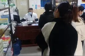 1000片退烧药分成百份送人，村医回应：最看不得大家难受图片