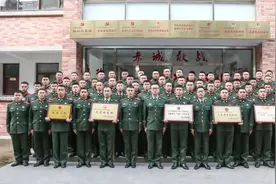 新时代英模谱｜“百战百胜连”5面战旗的背后图片