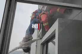 女子坠楼瞬间救援人员悬空用双臂锁腿，消防员：拉上来时手已发麻失去知觉图片