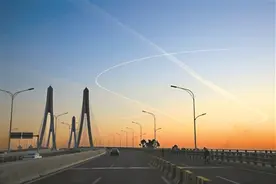 快看，飞机云！图片