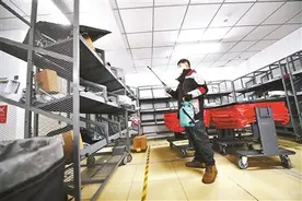北京地区物流配送逐步恢复 “夜派”配送提效率 防疫物资优先送图片