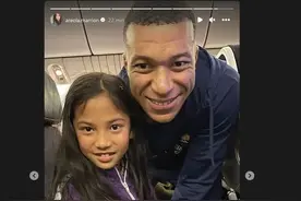 童真抚慰人心！法国门将阿雷奥拉晒女儿与姆巴佩微笑合影图片