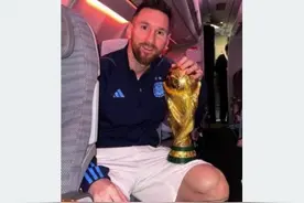 阿根廷队多名球员飞机上晒与大力神杯合影 回国后将在方尖碑庆祝图片