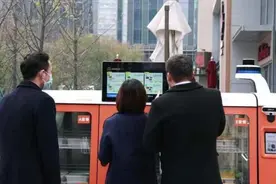 杭州这辆呆萌“无人餐车”火了，15秒就能吃上热乎饭图片