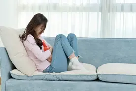 比阳了更痛苦的是什么？是同时又来大姨妈了！止痛药要加量吗？喝热水还是喝冰水？图片