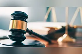 帮办·说法 | 因踩到奶茶渍摔骨折！商场管理方能以老伯穿拖鞋为由不担责吗？图片