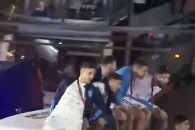 阿根廷队乘大巴车巡游庆祝夺冠，梅西和队友差点撞上电缆线图片