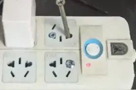 男童把钉子插入插座孔中被电哭 妈妈：想起来都后怕图片