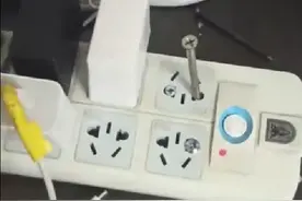 幼童把螺丝钉插进插座孔中被电哭  妈妈：手上有针尖小白点图片