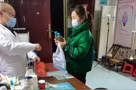 暖心！大悟一村支部书记熬煮中药免费送乡亲图片