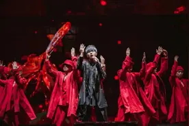 迟到、敷衍、大型划水现场，疫情后周杰伦新加坡演唱会被骂上热搜｜短评图片