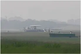 台媒：台军预警机“机腹着地”冲出跑道原因曝光，飞行员忘放起落架图片