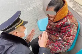 82岁阿尔茨海默症老人街头走失，洪山城管路长与民警接力帮其找到家人图片