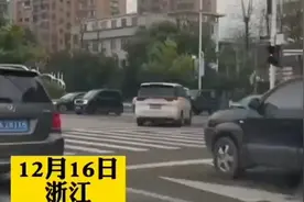 新手司机开车上路贴了19张“实习”车贴，网友：生怕别人看不见图片