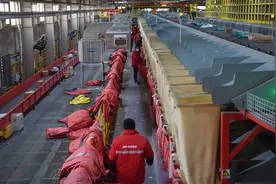 探访快件转运中心：快递小哥为派件提速，快件量已度过高峰期图片