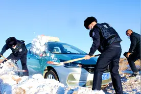 新疆哈密车辆被困戈壁，移民管理警察及时救援图片