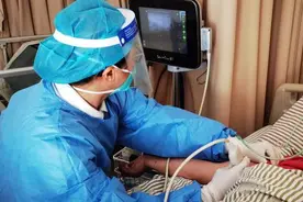 能多撑一天是一天！一人撑起一个科室的护士姐姐跟记者说出心里话图片