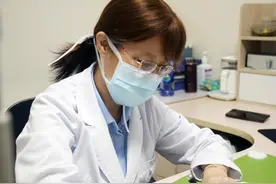 大框眼镜引热潮，近视镜框如何选？图片