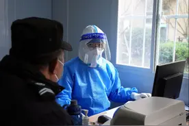 老年人新冠感染后，家人如何帮助做好病情监测？何时该送医？图片