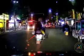 电动车在机动车道内“蛇行”？警方出手！图片