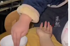 小男孩用白酒给妈妈擦拭降温，怕妈妈出事定闹钟每隔一小时看一次图片