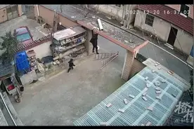 刷屏！奶奶双脚腾空命悬一线，小孙子用尽全力抬梯子图片