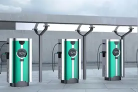 凌晨5点的冬日，公共充电桩前排满了等待充电的新能源车主图片