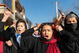 女学生在教室哭泣，塔利班禁止女性上大学引起激烈争议图片