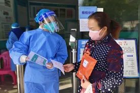 家门口领取免费防疫健康包，“没用完会分享给需要的人”图片