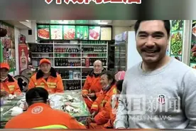 这位城管路长帮新疆大叔把路边摊开成网红店……图片