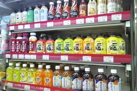 瓶装饮料热在柜里，“热”饮让便利店更有人情味图片