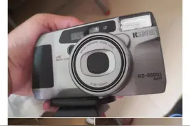 小伙买旧相机冲洗了里面的胶卷，发帖寻找照片中的“微笑女孩”，结局很温暖图片