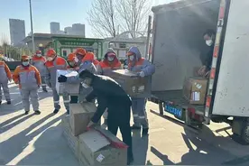 爱心企业为环卫工人赠送药品和防疫物资图片