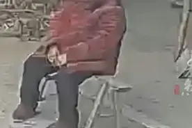 在外地的儿子通过监控看到母亲摔倒，自责：心都碎了图片