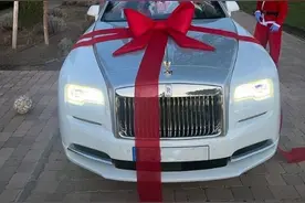 看看你的圣诞礼物🎅乔治娜赠C罗一辆劳斯莱斯图片
