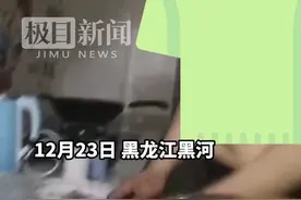 2岁娃啤酒罐里撒尿被爸爸误喝，爸爸：漱口近两分钟图片
